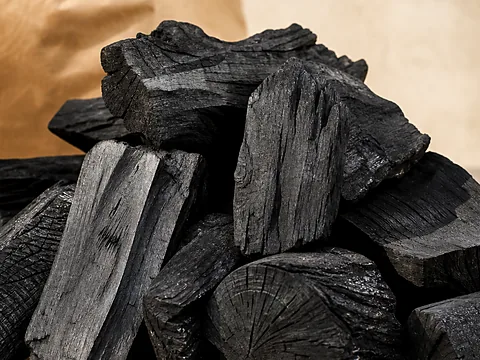 Дубовые дрова в штабеле на поддонах